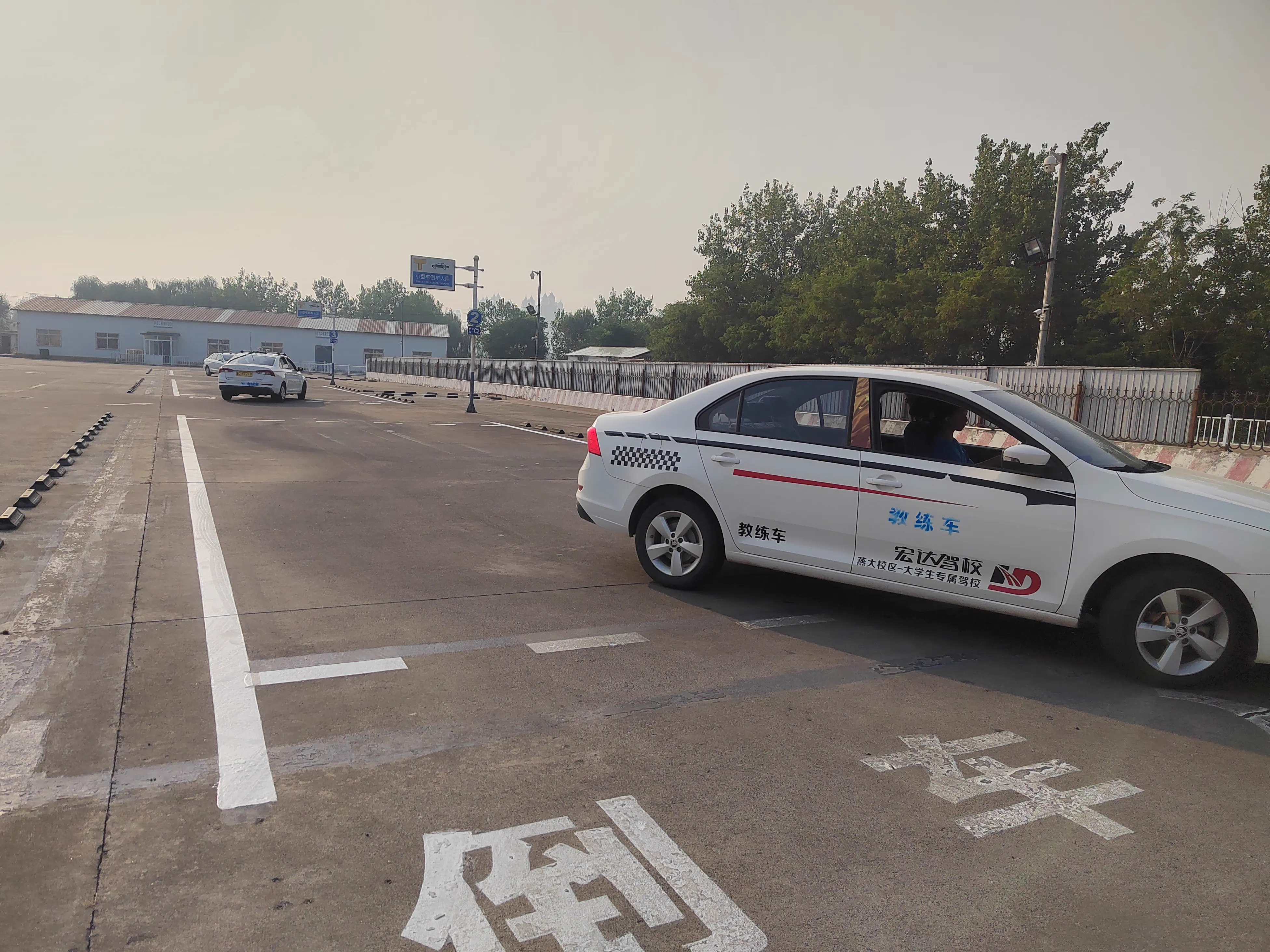 秦皇岛宏达驾校训练场内教练车辆及练习区域