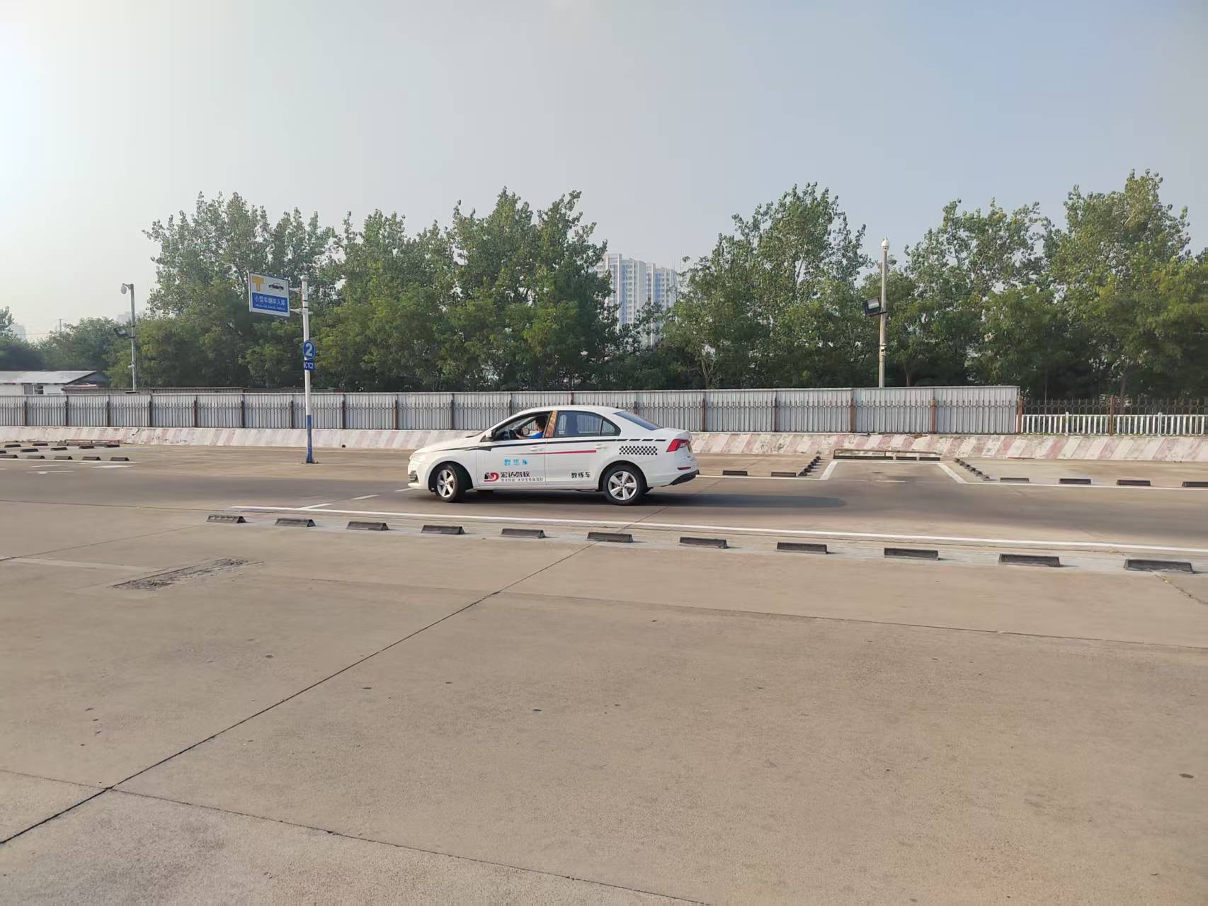 秦皇岛宏达驾校训练车辆在场地内练习